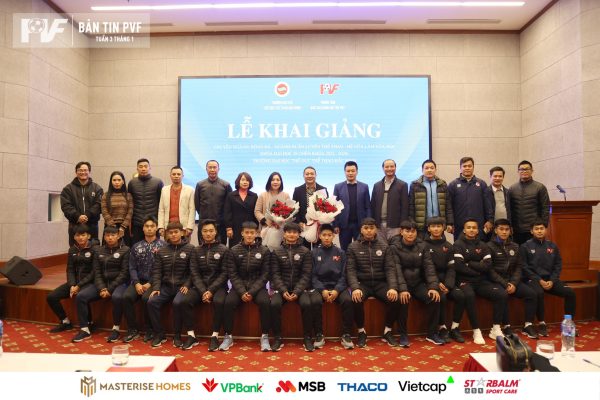 Học viên trúng tuyển Khoá Đại học 59 chụp hình lưu niệm cùng Đại diện Trường ĐH TDTT Bắc Ninh và Trung tâm Đào tạo Bóng đá trẻ PVF.