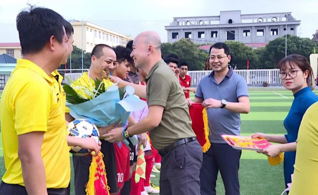 Chủ tịch Ủy ban Nhân dân thành phố Hưng Yên ông Doãn Quốc Hoàn đã xuống sân tặng hoa, động viên tổ trọng tài điều hành và các cầu thủ