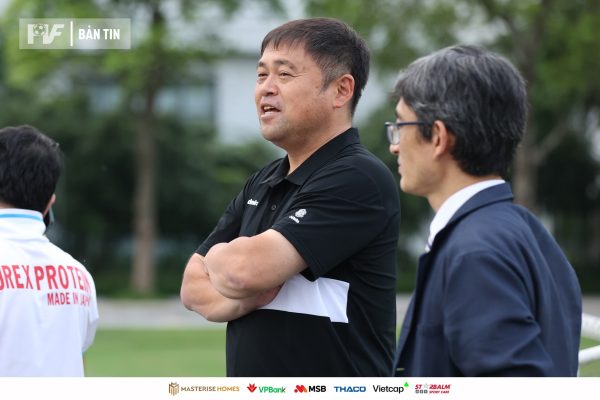 Ông Hideharu Shinozaki cùng các cộng sự tham quan cơ sở vật chất, quan sát hoạt động tập luyện của các đội bóng PVF