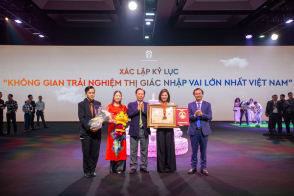 Tổ chức Kỷ lục Việt Nam trao chứng nhận cho không gian trải nghiệm nhập vai. Ảnh: Masterise Homes