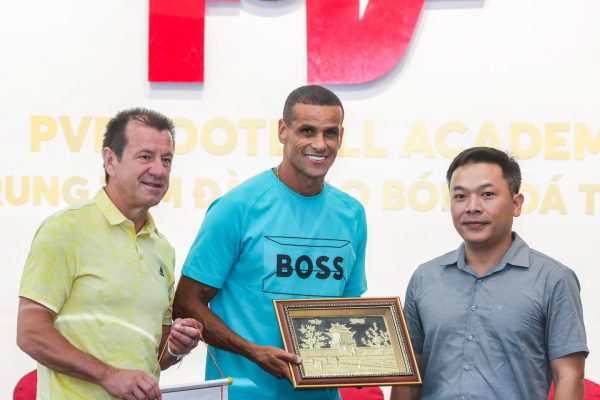 Về phía Trung tâm Đào tạo Bóng đá trẻ PVF có chủ tịch Lê Cảnh Duy, Ban Lãnh đạo trung tâm cùng các huấn luyện viên, cầu thủ trẻ.