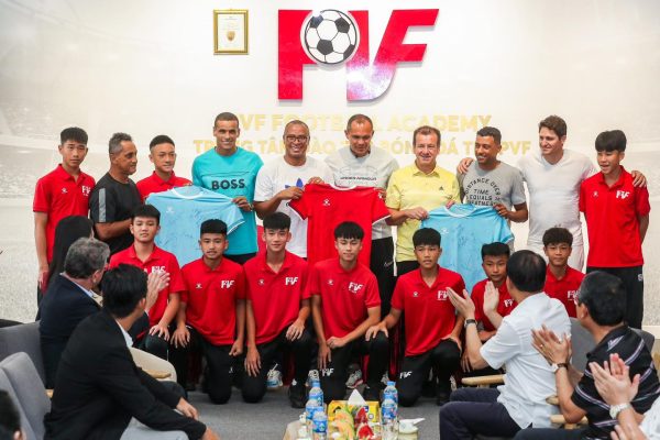 HLV Dunga và các cựu danh thủ Brazil kí tặng áo và giao lưu với các học viên của Trung tâm Đào tạo Bóng đá trẻ PVF