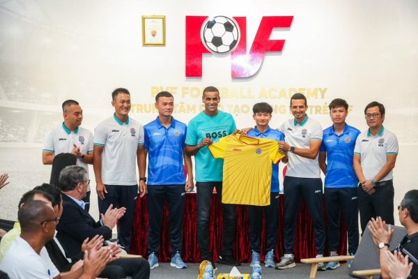 HLV Dunga và các cựu danh thủ Brazil kí tặng áo và giao lưu với các cầu thủ của Câu lạc bộ bóng đá PVF-CAND