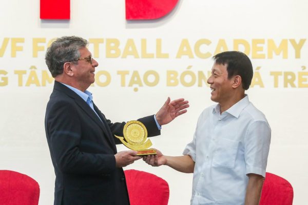 Thượng tướng Lương Tam Quang, Ủy viên Trung ương Đảng, Thứ trưởng Bộ Công an, Chủ tịch Hiệp hội Thể thao CAND tiếp đón Đại sứ đặc mệnh toàn quyền Brazil tại Việt Nam Marco Farani