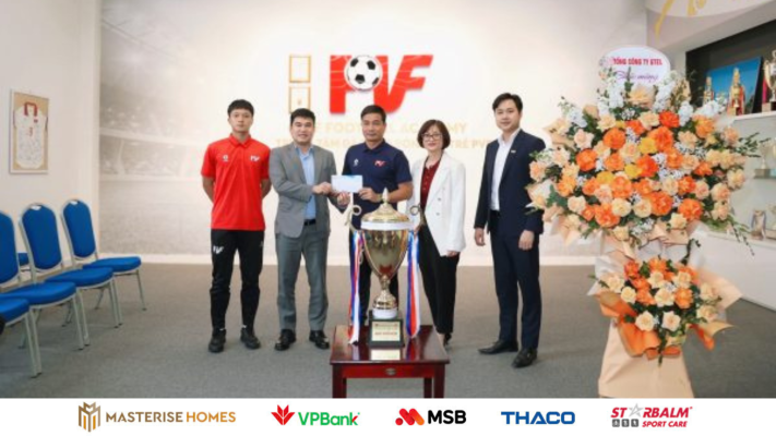 Đại diện Tổng công ty Công nghệ - Viễn thông Toàn cầu (GTel), đồng chí Phan Thanh Cường - Tổng Giám đốc PVF đã gửi lời chúc mừng, trao quà cho đội U19 PVF với thành tích giành chức vô địch Giải U19 Quốc gia 2024/25.