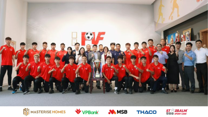 Cán bộ và cả đội chụp ảnh lưu niệm buổi gặp mặt, chúc mừng thành tích vô địch của đội U19 PVF