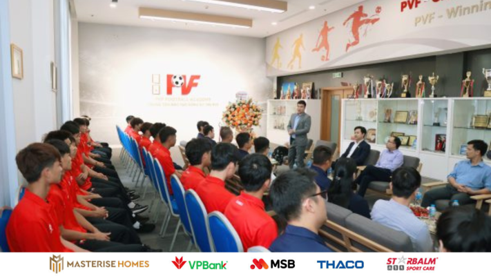 Đại diện Tổng công ty Công nghệ - Viễn thông Toàn cầu (GTel), đồng chí Phan Thanh Cường - Tổng Giám đốc PVF đã gửi lời chúc mừng, trao quà cho đội U19 PVF