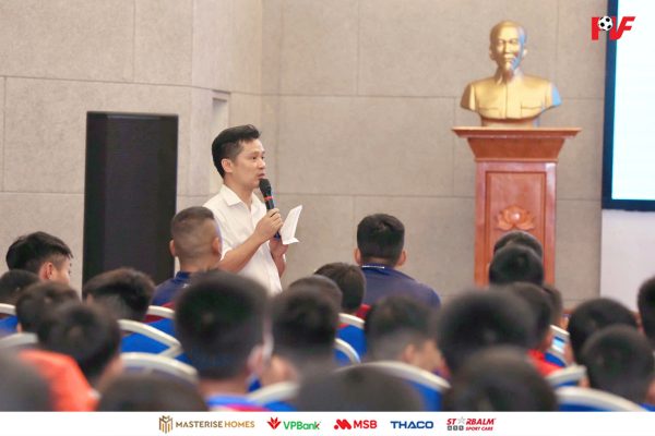 Ông Đỗ Cao Cường - Trưởng phòng Đào tạo & Quản lý học viên phát biểu và phổ biến thông tin cho phụ huynh và thí sinh góp mặt tại Vòng chung kết