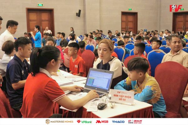 Thí sinh làm thủ tục tham gia Vòng chung kết Tuyển sinh tuyển trạch PVF 2025