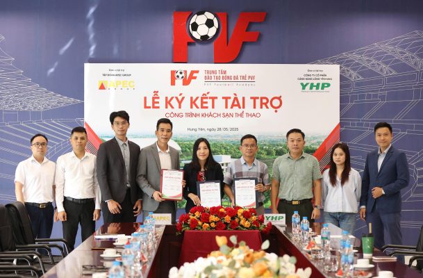 Ban lãnh đạo PVF tiếp nhận tài trợ công trình khách sạn thể thao từ APEC Group và YHP.