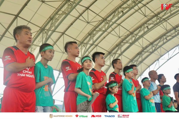 Các "Bố siêu nhân" cùng các con thực hiện nghi lễ chào cờ trước trận đấu.