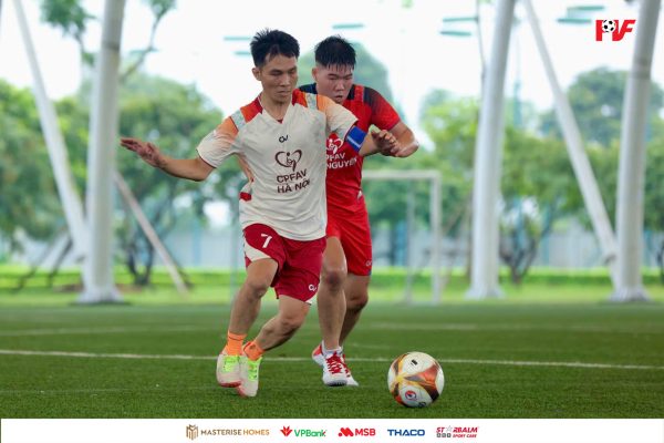 Các "bố siêu nhân" thi đấu nhiệt huyết với niềm đam mê trái bóng tròn