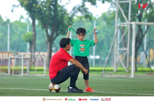 Khoảnh khắc học viên Nguyễn Quốc Khánh trò chuyện, tâm sự cùng em nhỏ trong sự kiện.