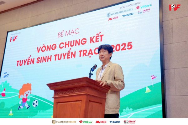 Ông Kim Nam-pyo, Giám đốc Kỹ thuật PVF phát biểu tại buổi Bế mạc Vòng chung kết Tuyển sinh - Tuyển trạch PVF 2025