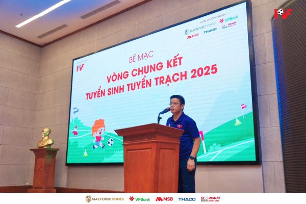 Ông Lưu Danh Minh – Trưởng Bộ phận Tuyển sinh - Tuyển trạch PVF có những chia sẻ tại buổi Bế mạc Vòng chung kết Tuyển sinh - Tuyển trạch PVF 2025