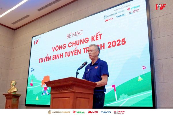 Ông WILLY HUBERT Stevaert, Trưởng Bộ phận Huấn luyện Thủ môn PVF chia sẻ tại lễ Bế mạc Vòng chung kết Tuyển sinh - Tuyển trạch PVF 2025