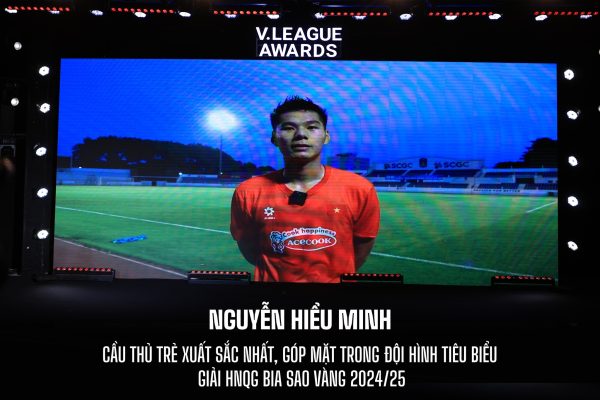 Hậu vệ Nguyễn Hiểu Minh (CLB PVF-CAND) vinh dự nhận giải thưởng Cầu thủ trẻ xuất sắc nhất và lọt vào đội hình tiêu biểu Giải hạng Nhất quốc gia Bia Sao Vàng 2024/25