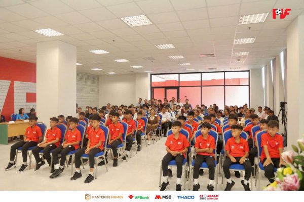 Các học viên và các phụ huynh trong buổi lễ chào mừng