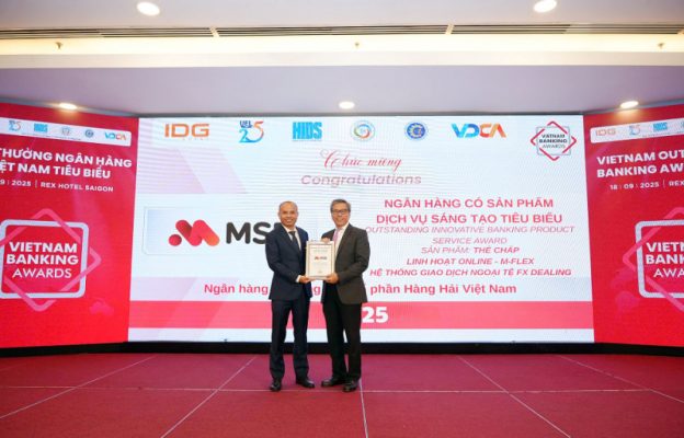 Ông Nguyễn Phi Hùng – Phó Tổng Giám đốc MSB nhận giải thưởng dành cho M-Flex