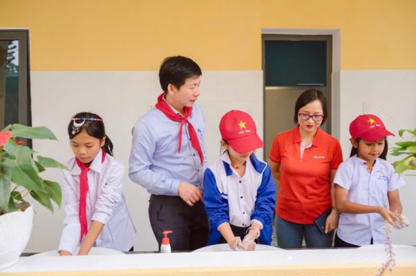 Bà Nguyễn Hà Thanh – Đại diện MSB tham quan công trình vệ sinh của trường